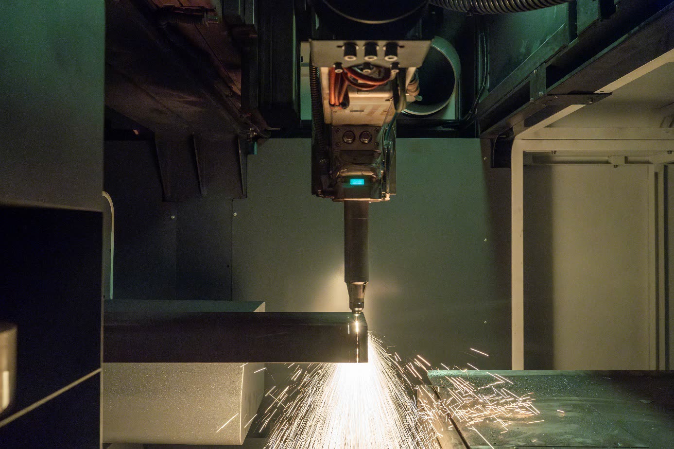 Fiber lasersnijder in bedrijf met vonken — technische kwaliteit en precisie